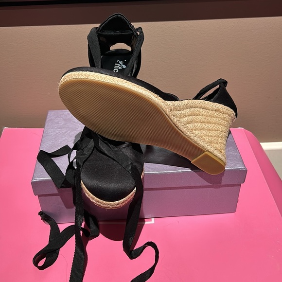 🎁Pretty tie up shoes - Picture 2 of 3